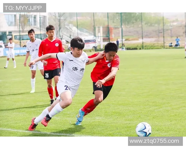 小卡足球星：探索足球世界中的儿童梦想与竞技精神